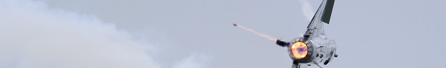 Flygplan under flyguppvisning med rökspår